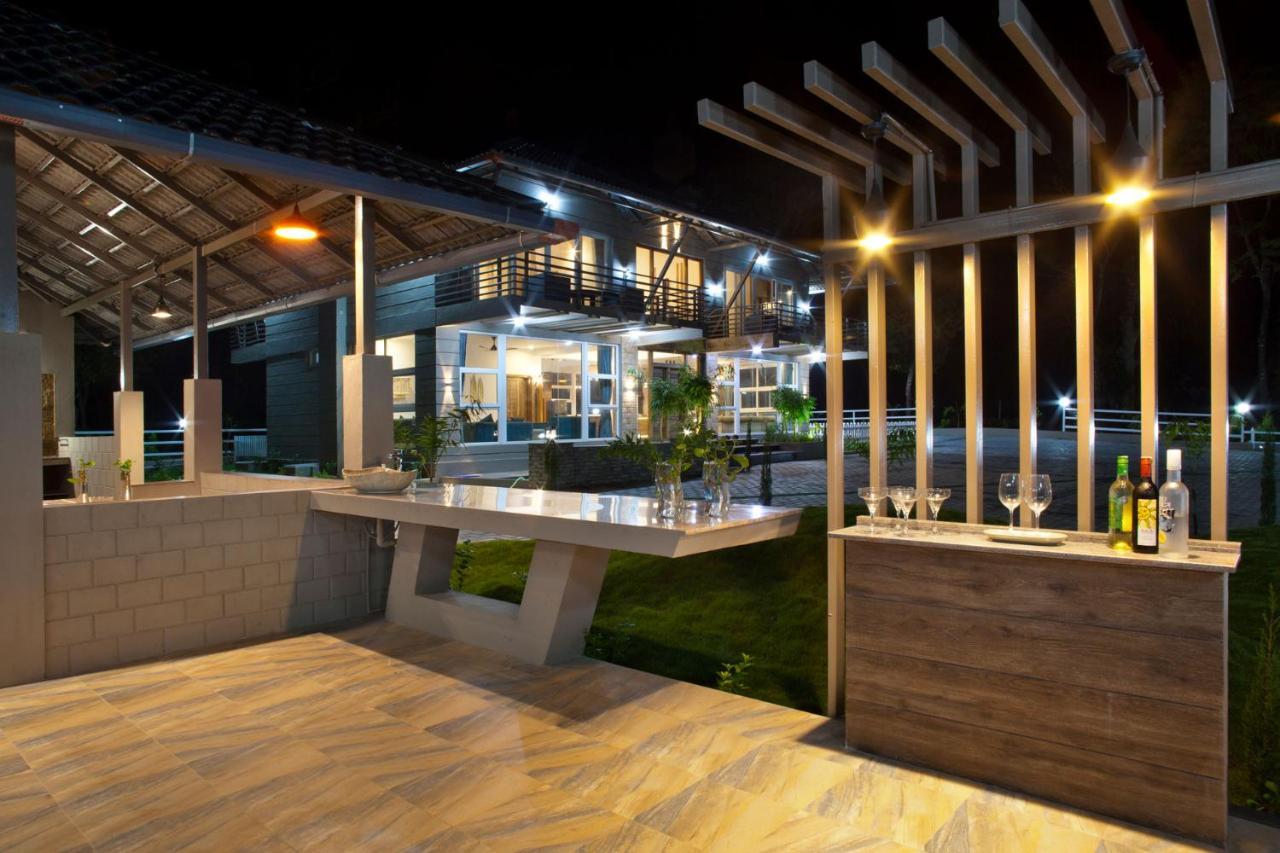 Coffee & Mist Luxury Villa- Comp Breakfast, Pool, Lounge, And Coffee Estate By Stayvista มาดิเครี ภายนอก รูปภาพ